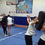 bodrumda pilates icin gelen kadinlara savunma egitimi 047bb16f7f73