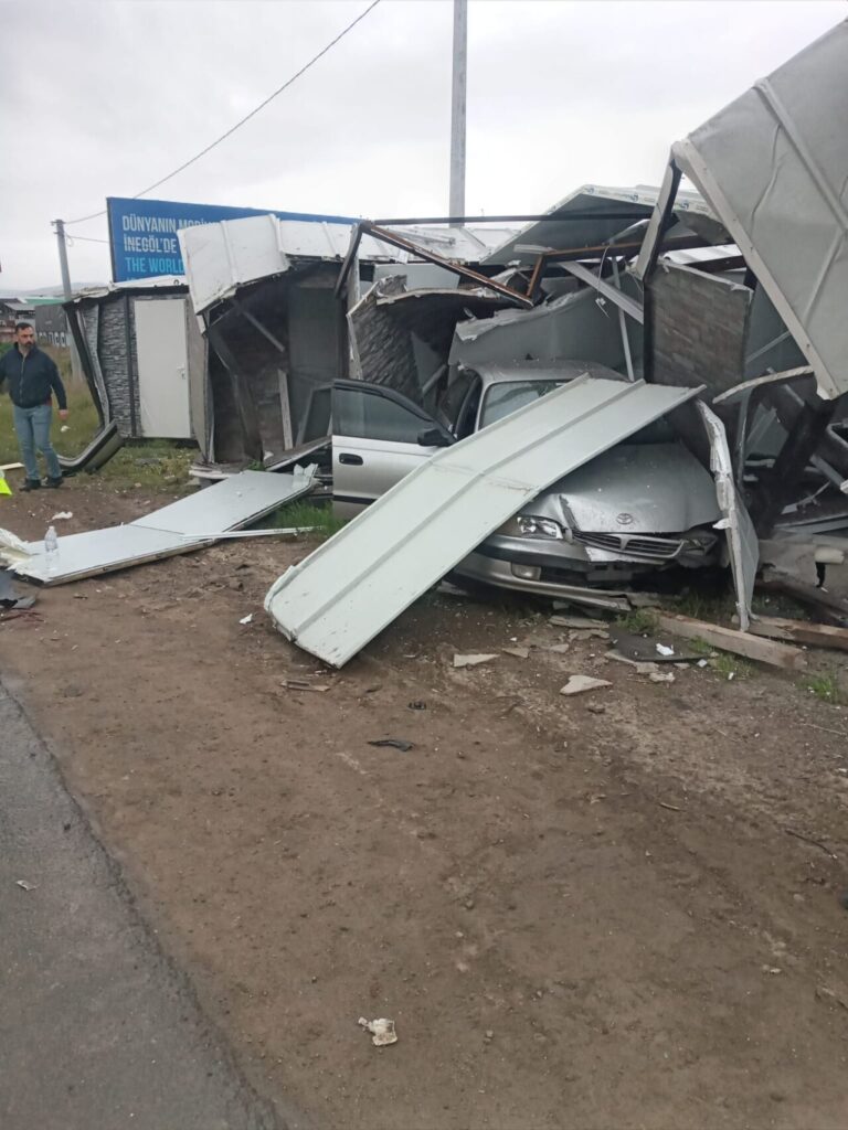 Çarpışan 2 otomobilden biri bariyere, diğeri prefabrik yapıya vurdu