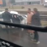 carpisan 2 otomobilden biri bariyere digeri prefabrik yapiya vurdu 2f15802b5c3d