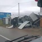 carpisan 2 otomobilden biri bariyere digeri prefabrik yapiya vurdu 55eeab21f558