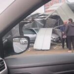 carpisan 2 otomobilden biri bariyere digeri prefabrik yapiya vurdu cd1cfc341030