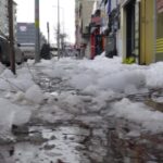 catindan uzerine kar ve buz kutlesi dusen kisi agir yaralandi 2661cb684cbb