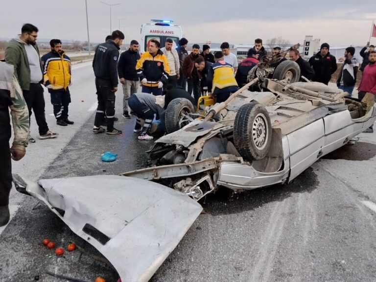 Çorum’da otomobil elektrik direğine çarpıp takla attı: 3 yaralı