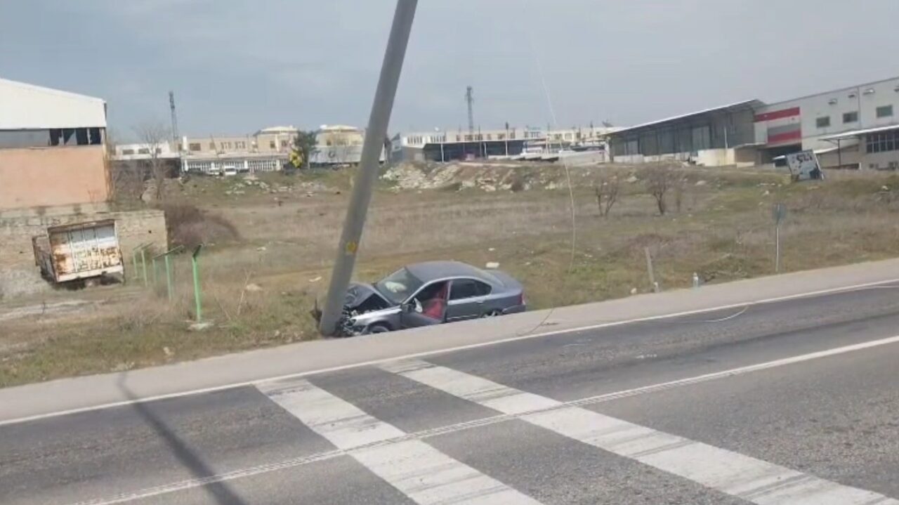 Elektrik direğine çarpan otomobilin sürücüsü yaralandı 1 elektrik diregine carpan otomobilin surucusu yaralandi a7b97b65b479