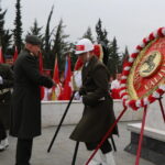 elif hic gormedigi sehit dayisinin fotografini opup defalarca oksadi 0db8b03285d9