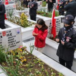 elif hic gormedigi sehit dayisinin fotografini opup defalarca oksadi 165245dd833f