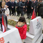 elif hic gormedigi sehit dayisinin fotografini opup defalarca oksadi 21cbf63f3167