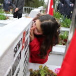 elif hic gormedigi sehit dayisinin fotografini opup defalarca oksadi a388f8b5fb81