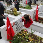 elif hic gormedigi sehit dayisinin fotografini opup defalarca oksadi a96d2f8b6a4f