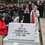 elif hic gormedigi sehit dayisinin fotografini opup defalarca oksadi f614ff437a8c