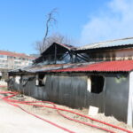 ev ve yanindaki mobilya atolyesi yandi 54e427ed6914