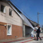 ev ve yanindaki mobilya atolyesi yandi 80c04c74054f