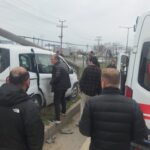 Hafif ticari araç refüjdeki aydınlatma direğine çarptı; 2 yaralı 2 hafif ticari arac refujdeki aydinlatma diregine carpti 2 yarali 008c6e5651c1