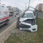 Hafif ticari araç refüjdeki aydınlatma direğine çarptı; 2 yaralı 4 hafif ticari arac refujdeki aydinlatma diregine carpti 2 yarali 034fe5f55e8a