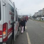 Hafif ticari araç refüjdeki aydınlatma direğine çarptı; 2 yaralı 1 hafif ticari arac refujdeki aydinlatma diregine carpti 2 yarali 0f655501b303
