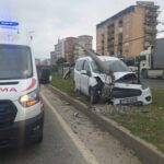 Hafif ticari araç refüjdeki aydınlatma direğine çarptı; 2 yaralı 8 hafif ticari arac refujdeki aydinlatma diregine carpti 2 yarali 7c3a87c3f5b4