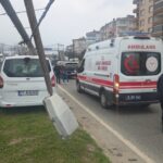 Hafif ticari araç refüjdeki aydınlatma direğine çarptı; 2 yaralı 6 hafif ticari arac refujdeki aydinlatma diregine carpti 2 yarali c77f3d5f57da