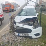 Hafif ticari araç refüjdeki aydınlatma direğine çarptı; 2 yaralı 7 hafif ticari arac refujdeki aydinlatma diregine carpti 2 yarali ce5abbed84fa