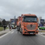 istanbul atasehirde ibbye ait atik transfer kamyonunun carptigi skuter surucusu agir yaralandi ff5c9dcd4569