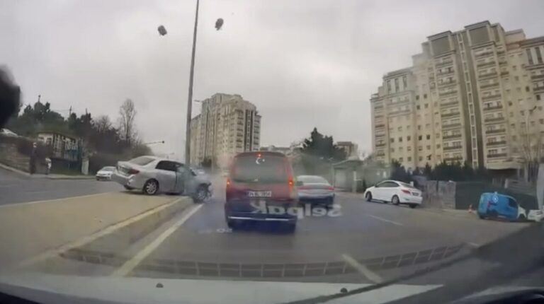 İstanbul – Ataşehir’de otomobilin çarptığı aydınlatma direği yola devrildi; kaza kamerada