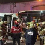 İstanbul - Beşiktaş'ta İETT otobüsü servis minibüsü ile çarpıştı; trafik akışı durdu - 1 2 istanbul besiktasta iett otobusu servis minibusu ile carpisti trafik akisi durdu 1 8a279f732e60