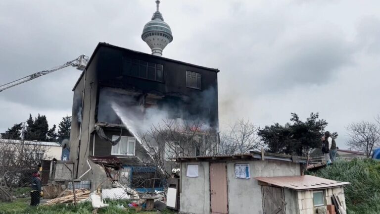İstanbul – Büyükçekmece’de 3 katlı binada yangın; mahsur kalanlar kurtarıldı-1