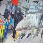 istanbul esenyurtta bayramlik cikolata ve kiyafet calan supheliler kamerada 09839e6528c1