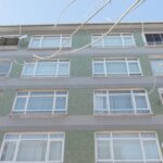 istanbul gungorende binadan dusen beton parcalari otomobillere zarar verdi 9b9801b6ed37