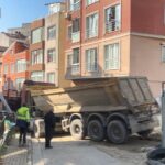 istanbul kagithanede yokustan kayan kamyonu durdurmak istedi 5 metreden duserek oldu o anlar kamerada ek goruntuyle 166ec7a119dd