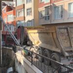 istanbul kagithanede yokustan kayan kamyonu durdurmak istedi 5 metreden duserek oldu o anlar kamerada ek goruntuyle 326b26d11afc