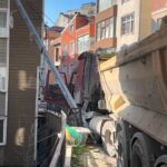 istanbul kagithanede yokustan kayan kamyonu durdurmak istedi 5 metreden duserek oldu o anlar kamerada ek goruntuyle 43ce02a36cad