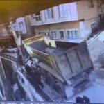 istanbul kagithanede yokustan kayan kamyonu durdurmak istedi 5 metreden duserek oldu o anlar kamerada ek goruntuyle 5ed7059b50df