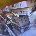 istanbul kagithanede yokustan kayan kamyonu durdurmak istedi 5 metreden duserek oldu o anlar kamerada ek goruntuyle a1eaf6b03e4b