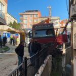 istanbul kagithanede yokustan kayan kamyonu durdurmak istedi 5 metreden duserek oldu o anlar kamerada ek goruntuyle b7c7da14be38