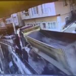 istanbul kagithanede yokustan kayan kamyonu durdurmak istedi 5 metreden duserek oldu o anlar kamerada ek goruntuyle e0e6cb5d6e6c