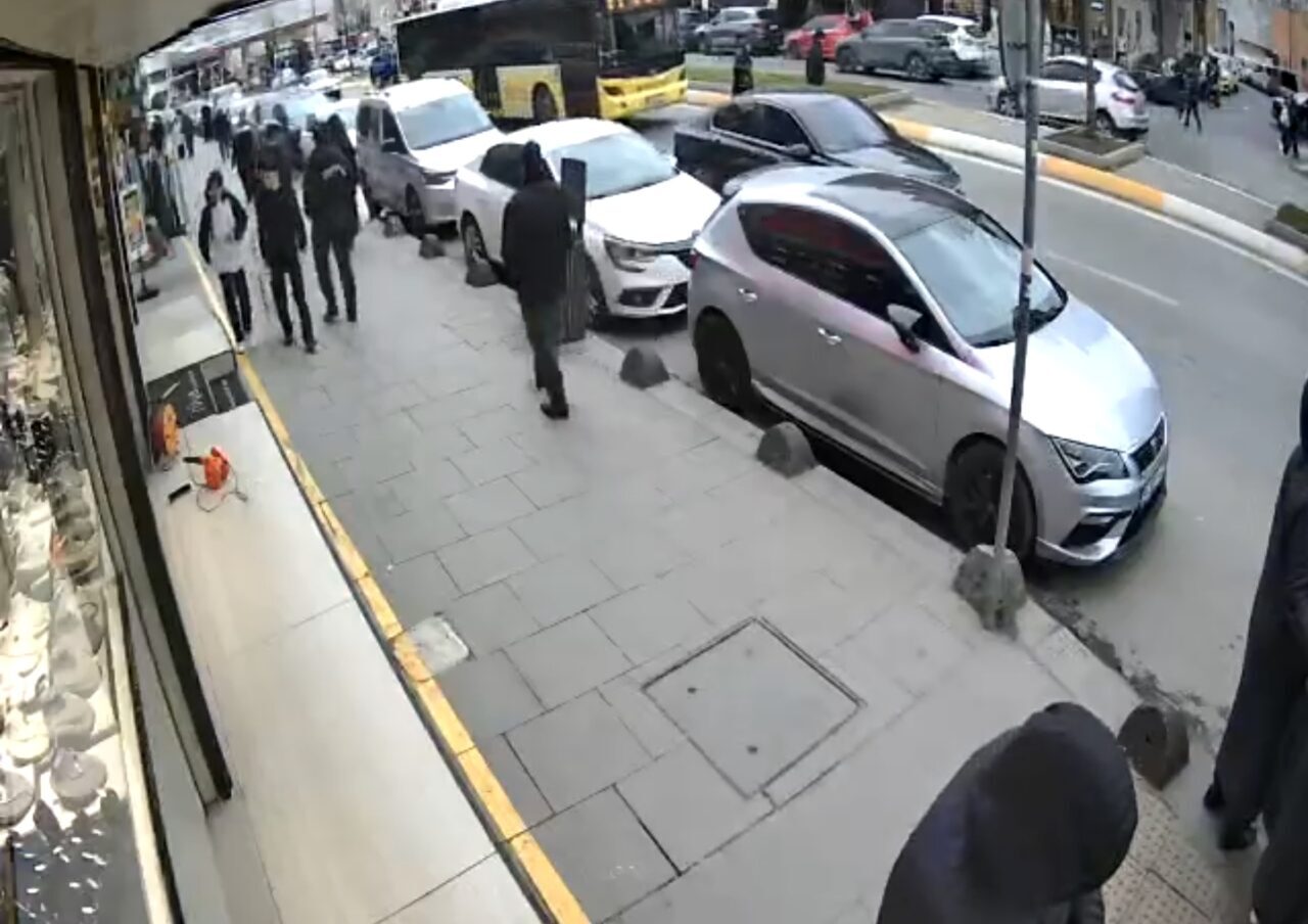 istanbul sultanbeylide iett otobusunun carptigi yaya agir yaralandi kaza ani kamerada 1cc44e735c77