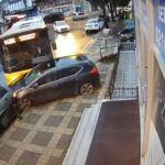 istanbul umraniyede iett otobusu park halindeki otomobillere carpti kaza kamerada 51b7b79a77c7