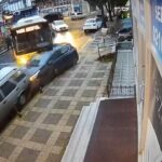 istanbul umraniyede iett otobusu park halindeki otomobillere carpti kaza kamerada 62906ca493af