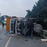 Kamyon bariyerlere çarpıp yan yattı; 1 yaralı 1 kamyon bariyerlere carpip yan yatti 1 yarali 4d8b10f8ee0c