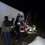 kamyonet tira arkadan carpti 2 olu 1 yarali 0e57a7427db5