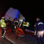 kamyonet tira arkadan carpti 2 olu 1 yarali 253e45c23ef9