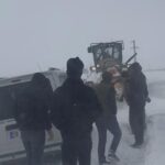 karsta kara saplanan 12 arac ve icindekiler kurtarildi c569ae41fdaa