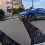 motosikletiyle 2 aracin arasindan gecmeye calisan kurye kaza yapti 1b79d85ebba6