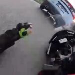 motosikletiyle 2 aracin arasindan gecmeye calisan kurye kaza yapti 56c8acb5aa59