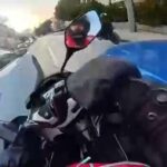 motosikletiyle 2 aracin arasindan gecmeye calisan kurye kaza yapti 88f868acdf8b