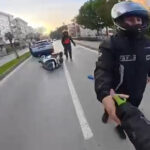 motosikletiyle 2 aracin arasindan gecmeye calisan kurye kaza yapti e894d5ac84ba