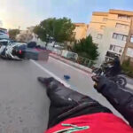 motosikletiyle 2 aracin arasindan gecmeye calisan kurye kaza yapti e96980364830