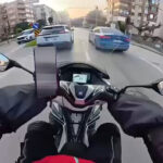 motosikletiyle 2 aracin arasindan gecmeye calisan kurye kaza yapti ee11a8c0aef2