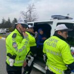 otomobilin carptigi kamyonetin surucusu oldu bf0da7510130