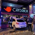 otomobilin kafeye girdigi kaza kamerada 2 yarali 076a56c2538f